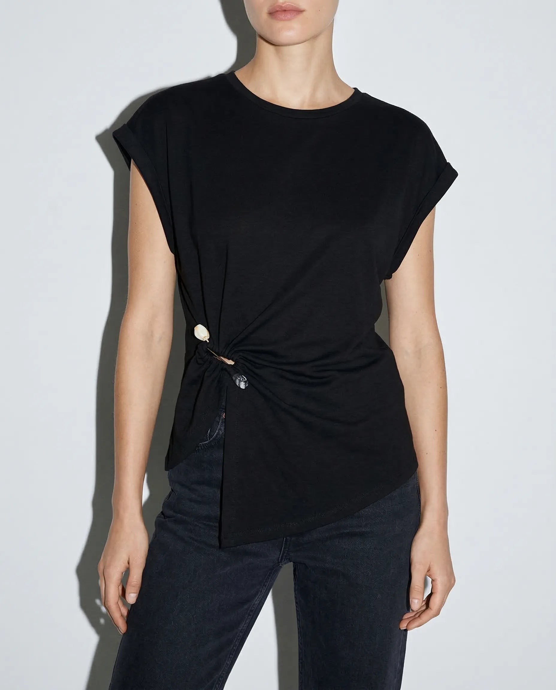 Camiseta negra con aplique