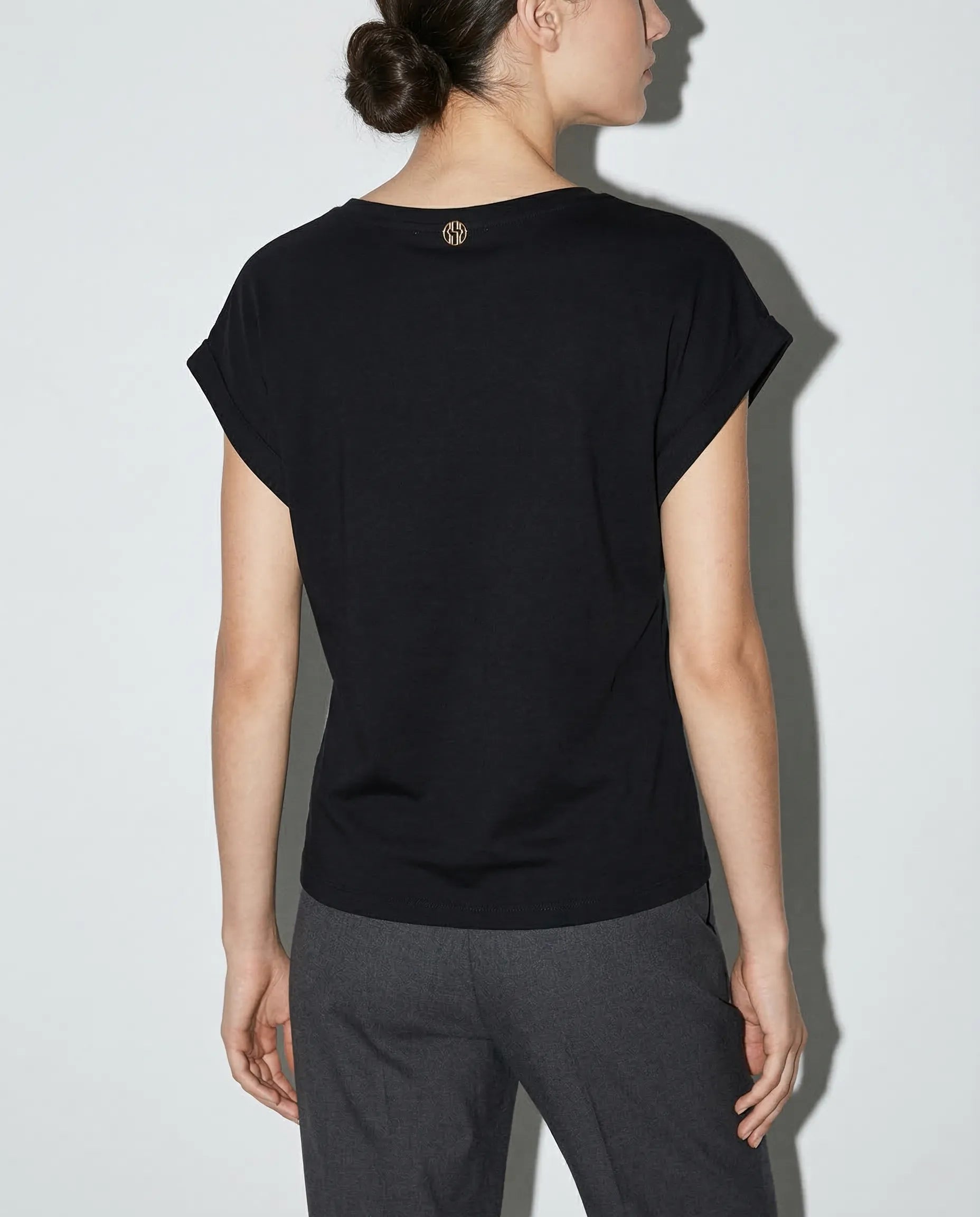 Camiseta negra con aplique