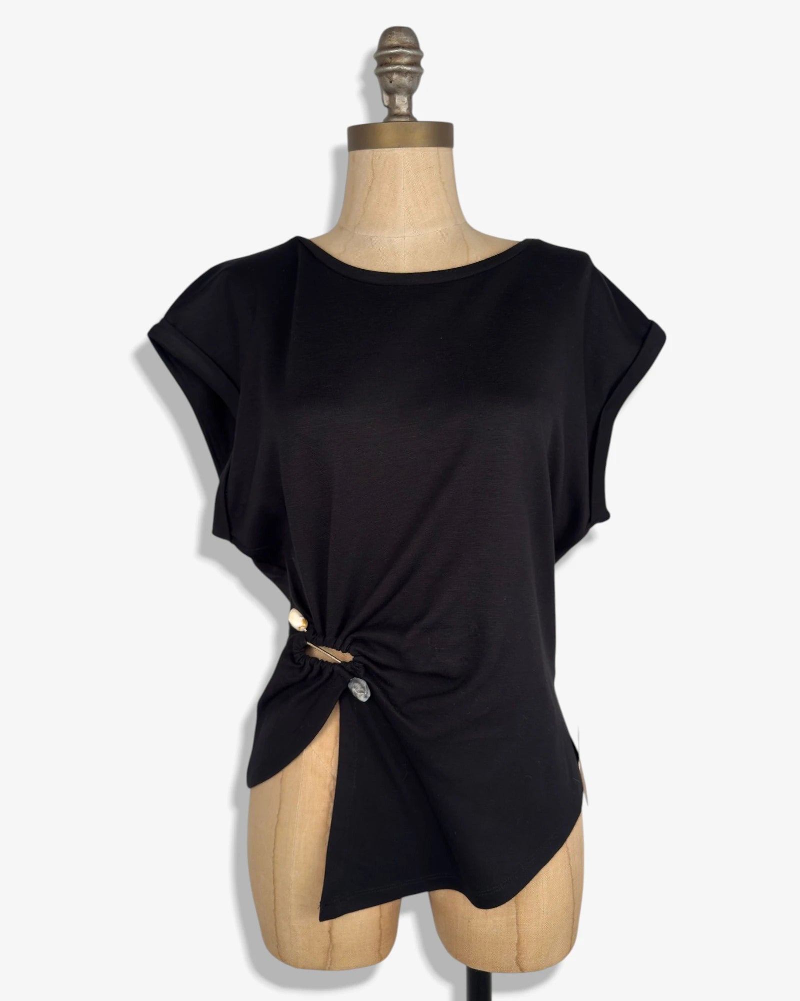 Camiseta negra con aplique