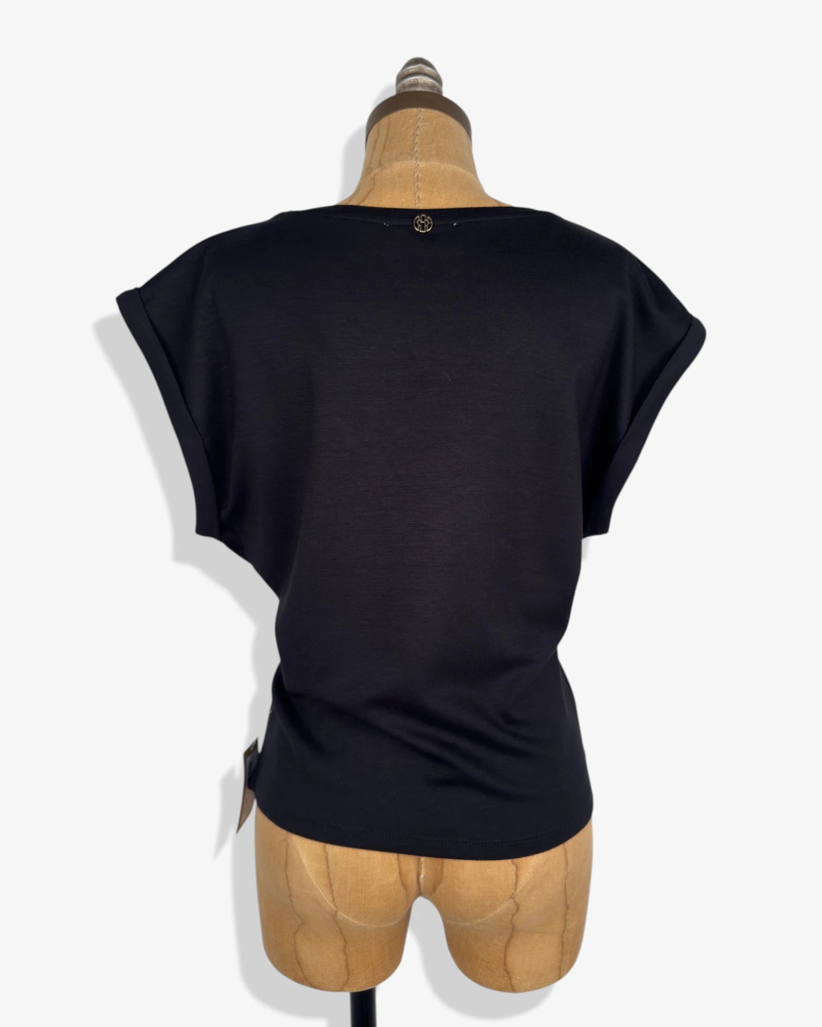 Camiseta negra con aplique