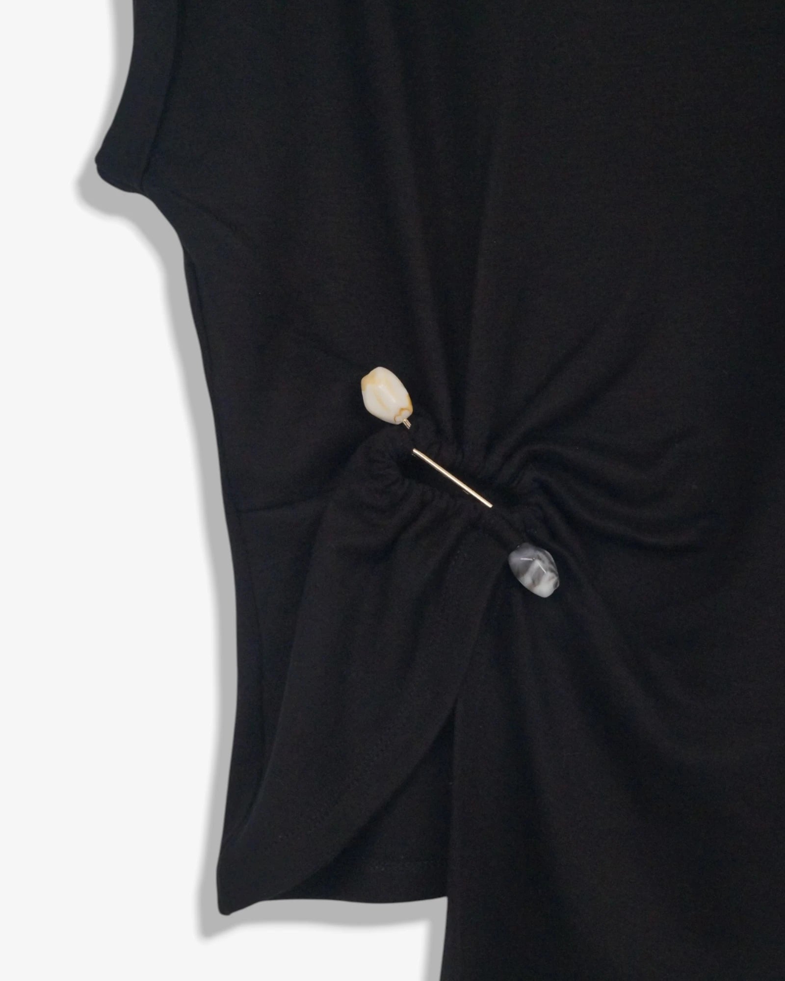 Camiseta negra con aplique