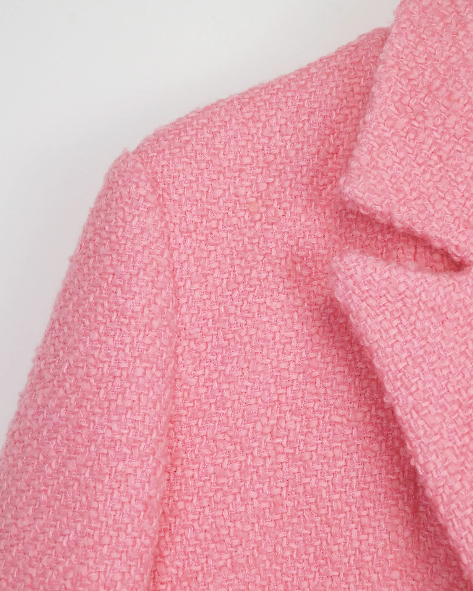 Chaqueta rosa estilo chanel