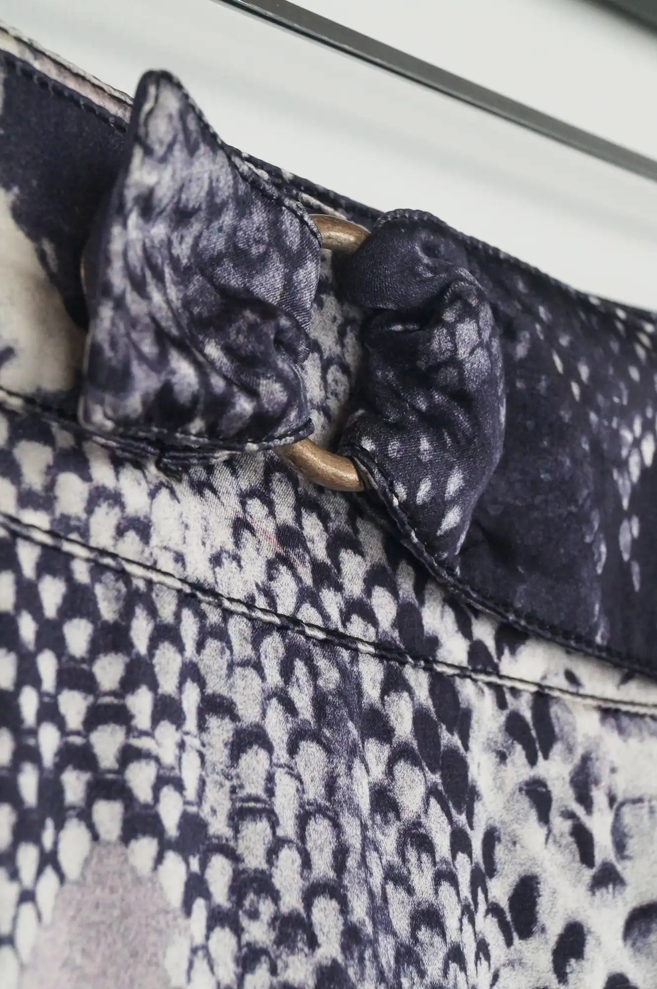 Pantalón satinado serpiente
