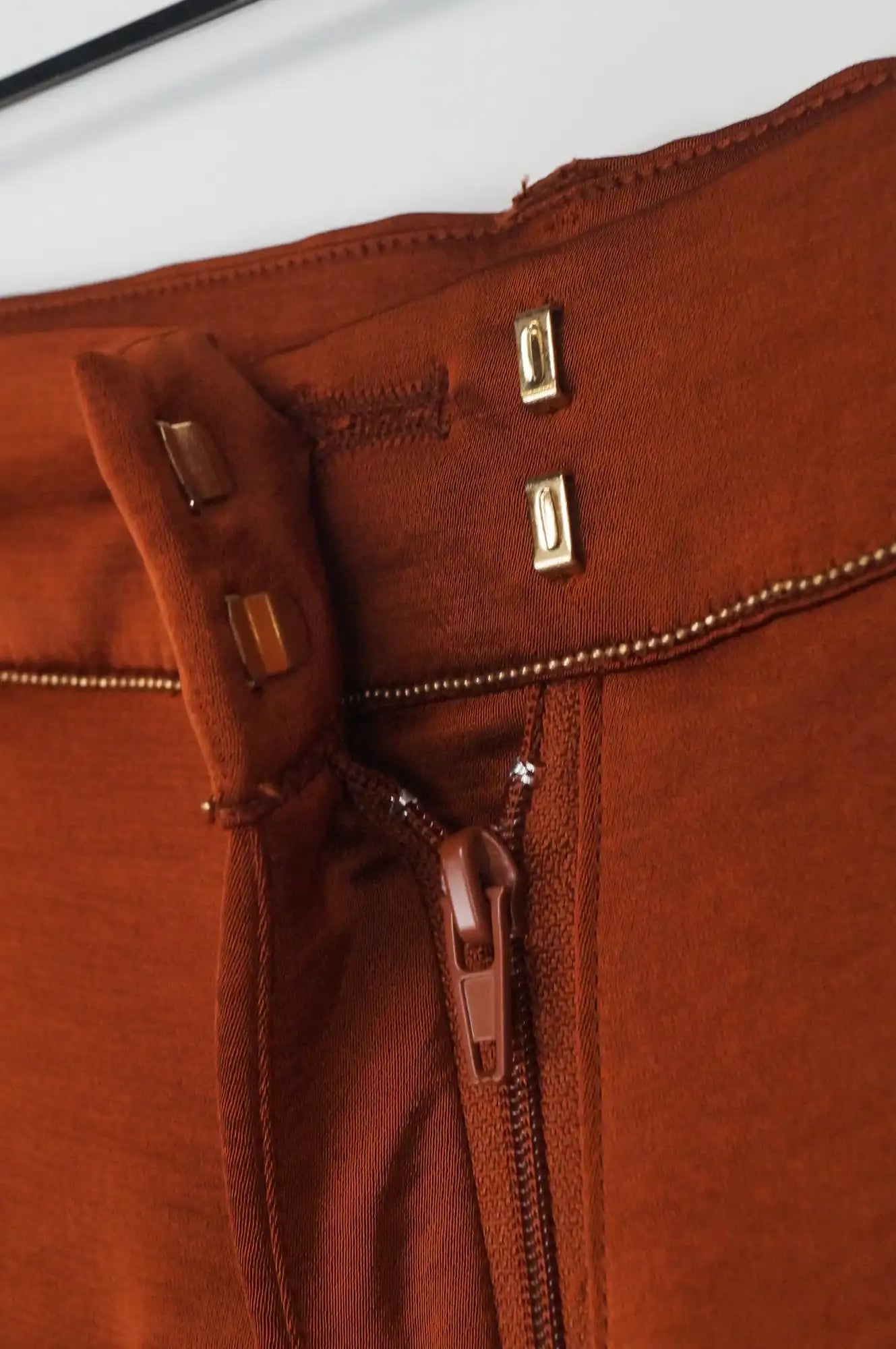 Pantalón satinado terracota
