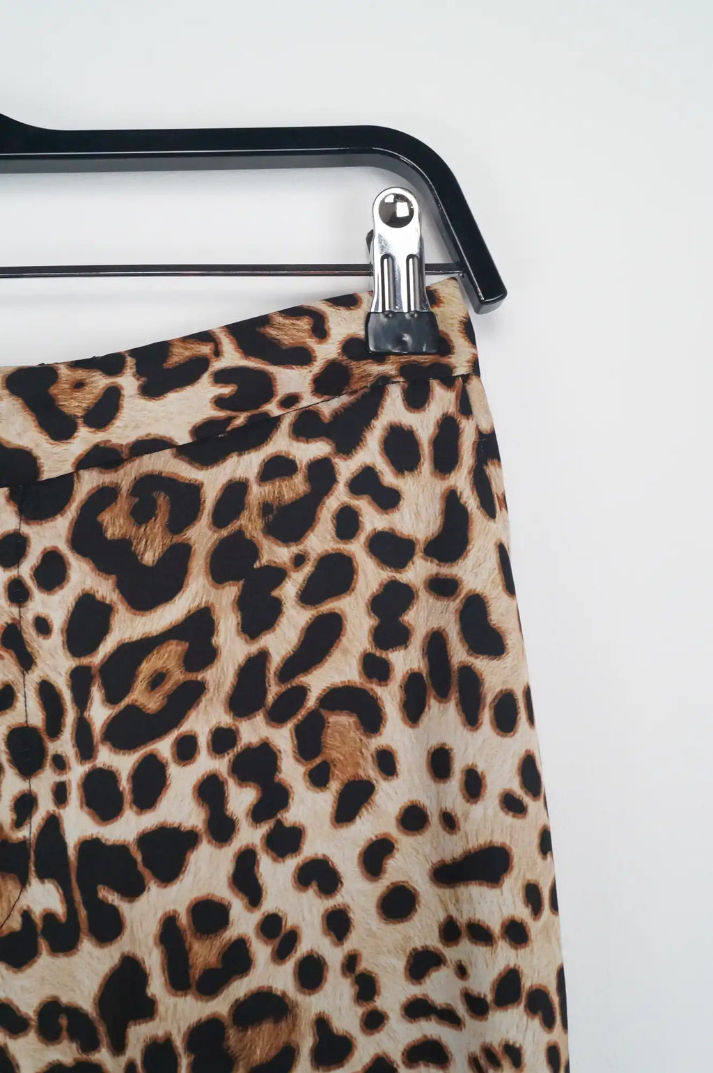 Pantalón satinado animal print