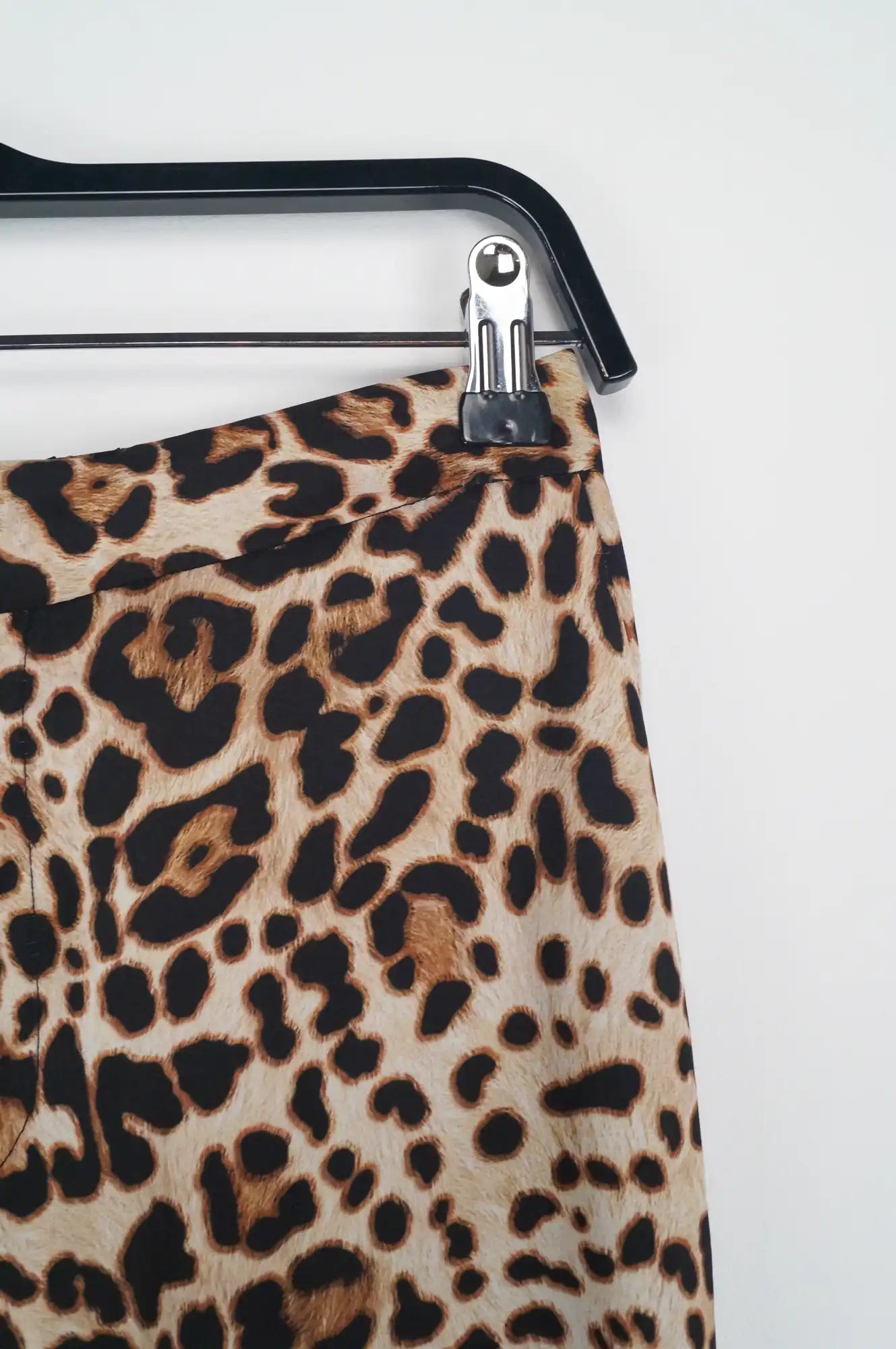 Pantalón satinado animal print