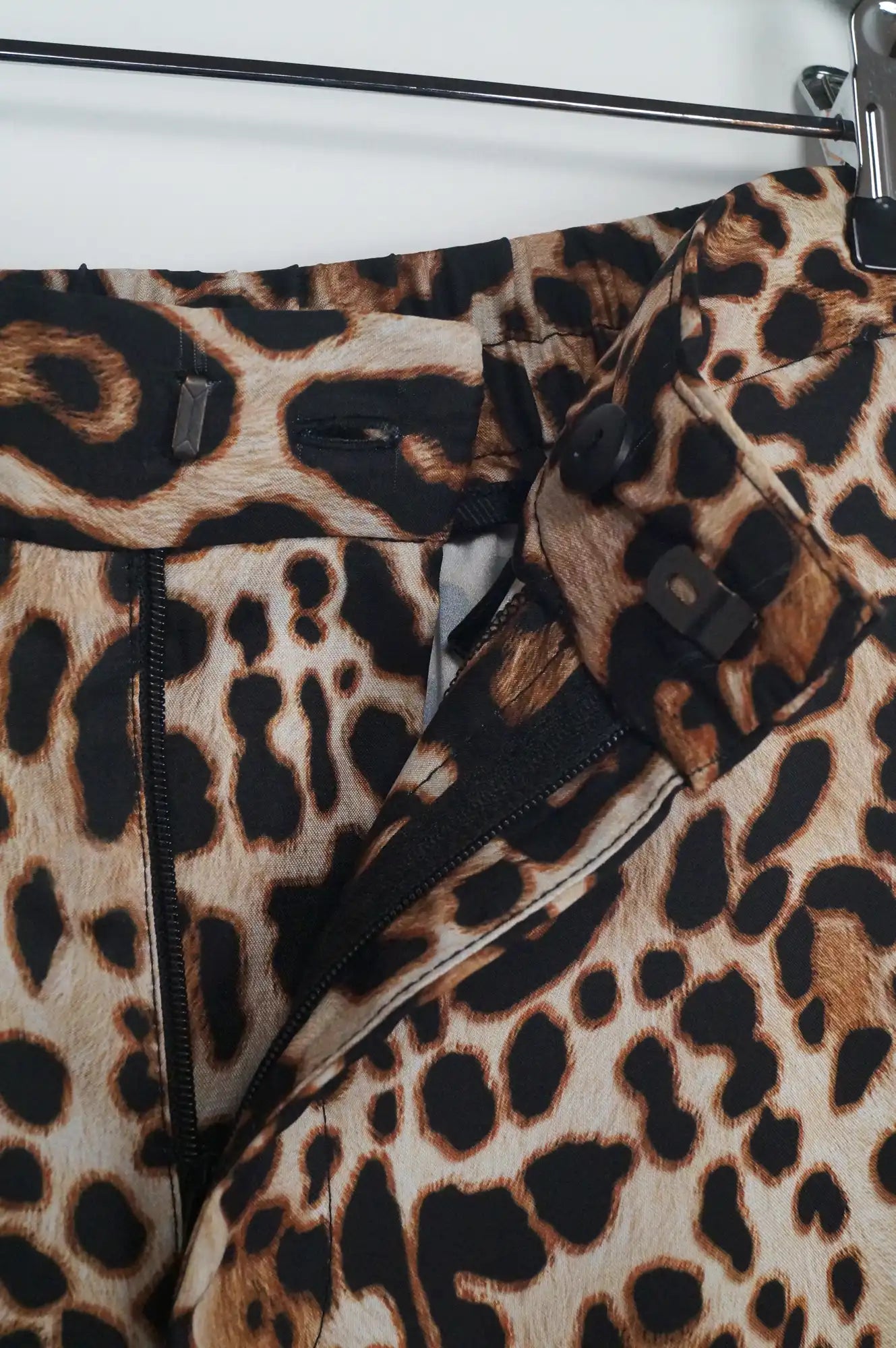Pantalón satinado animal print
