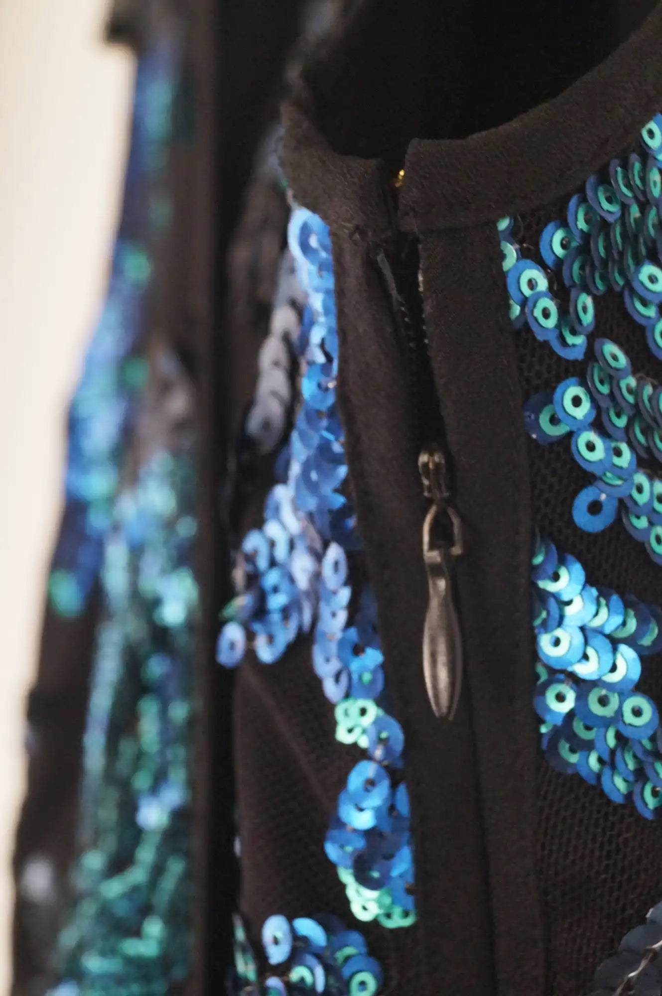 Vestido lentejuelas con faldón