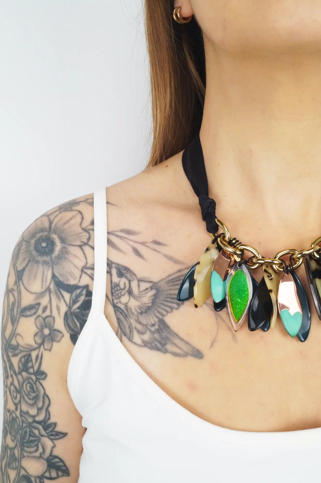 Collar resina hojas corazón