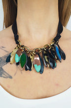 Collar resina hojas corazón