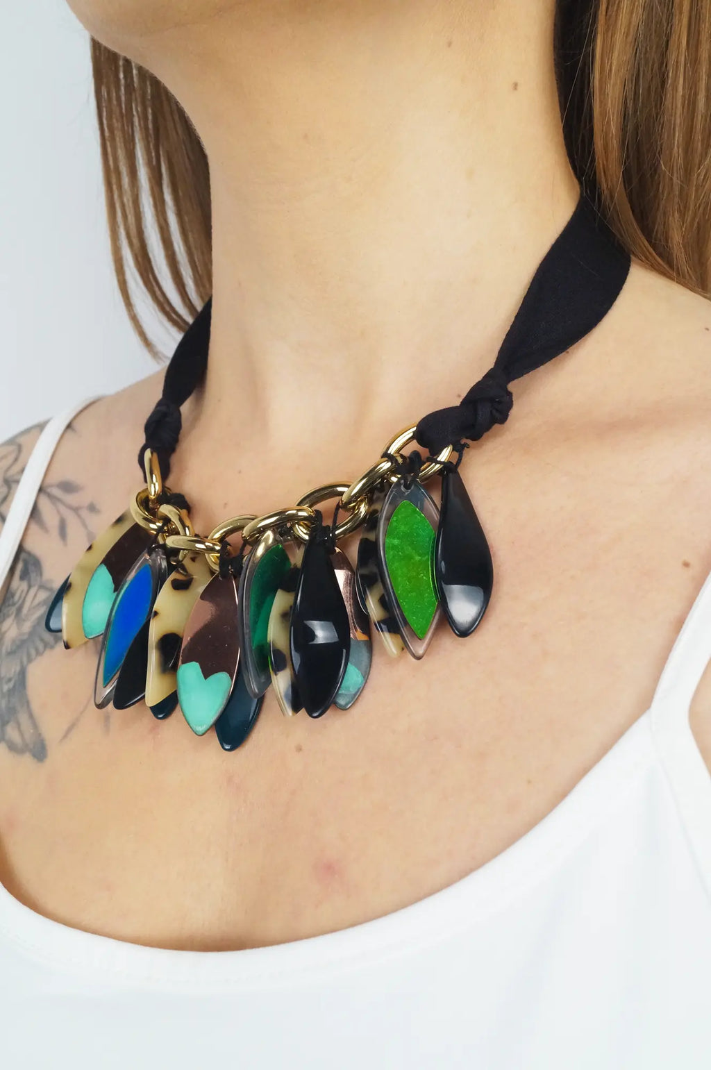 Collar resina hojas corazón