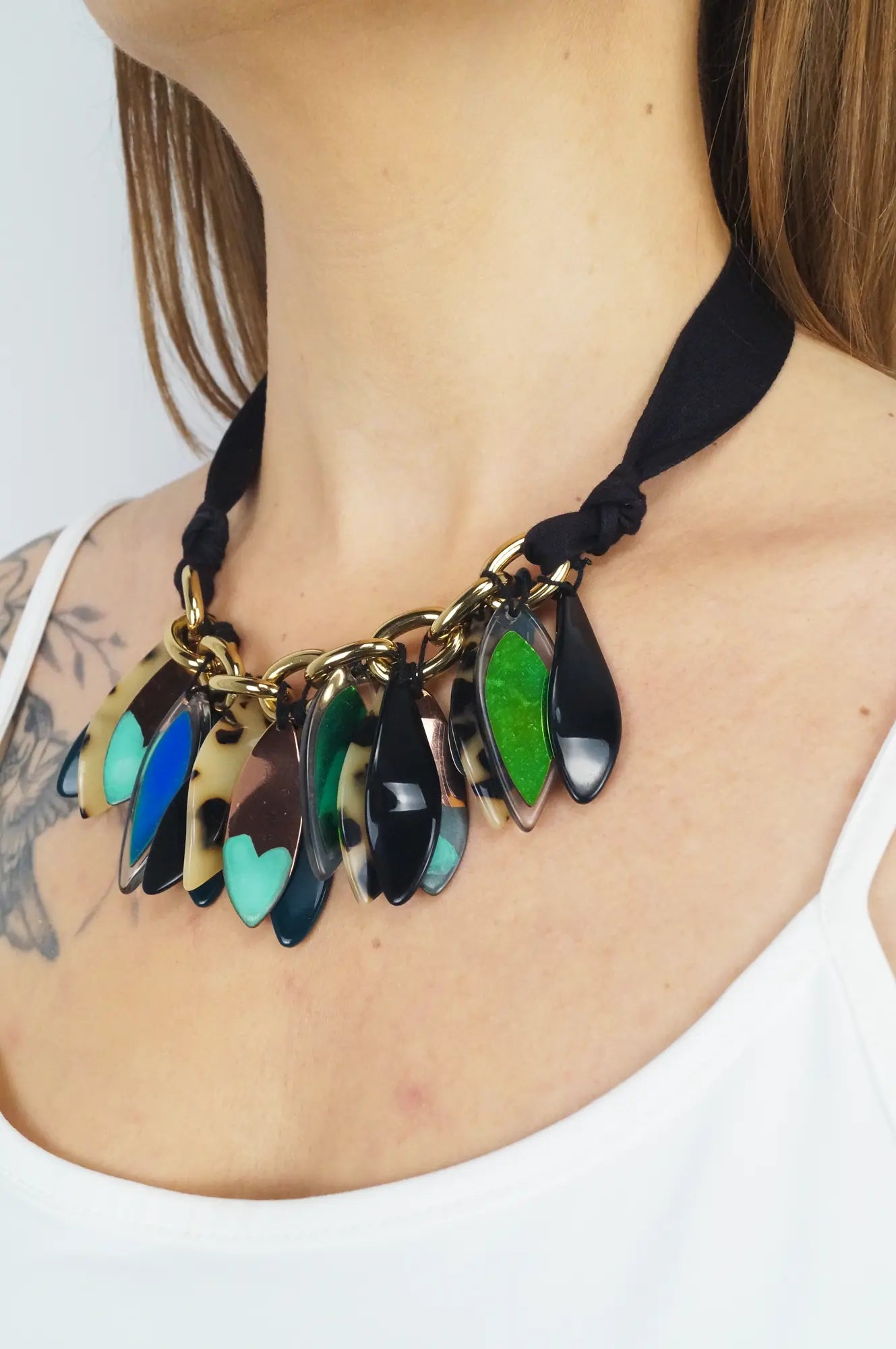 Collar resina hojas corazón