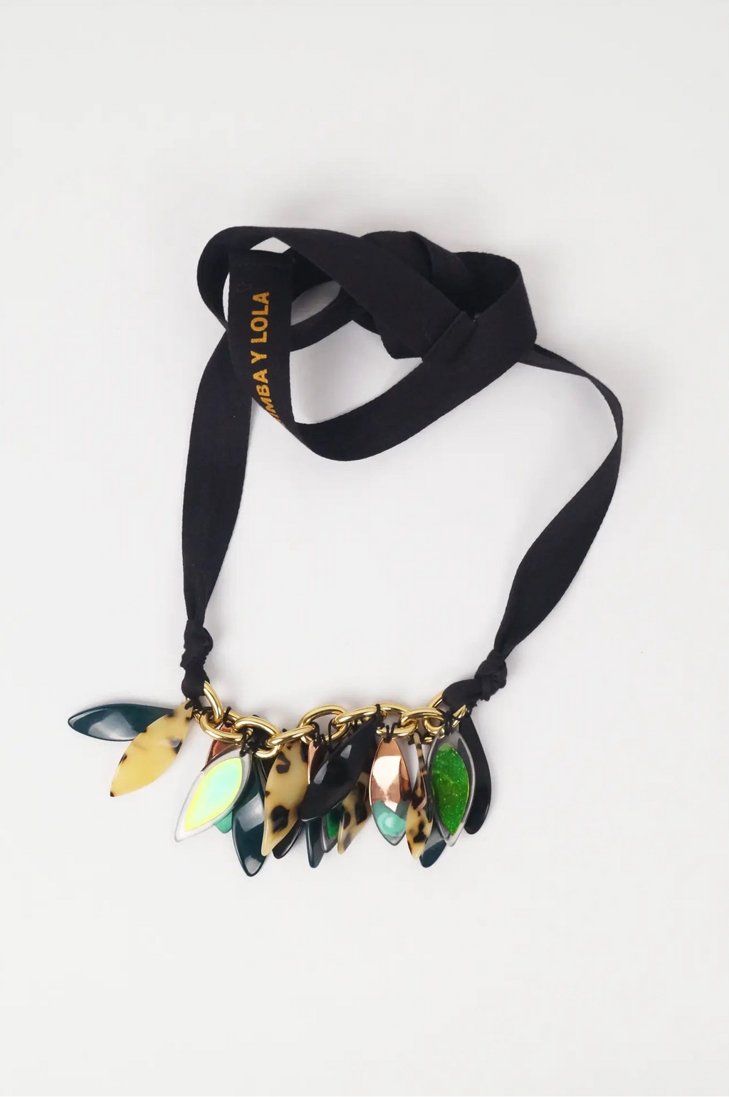 Collar resina hojas corazón