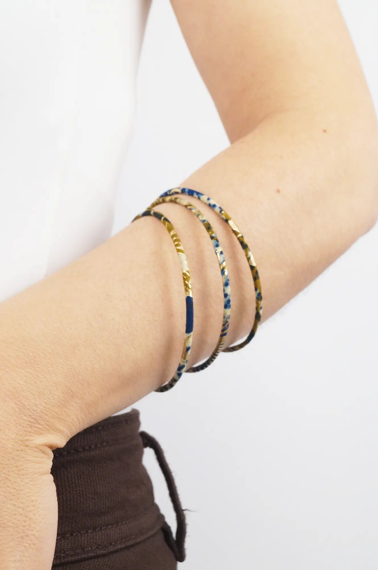 Pulsera artesanal de tela