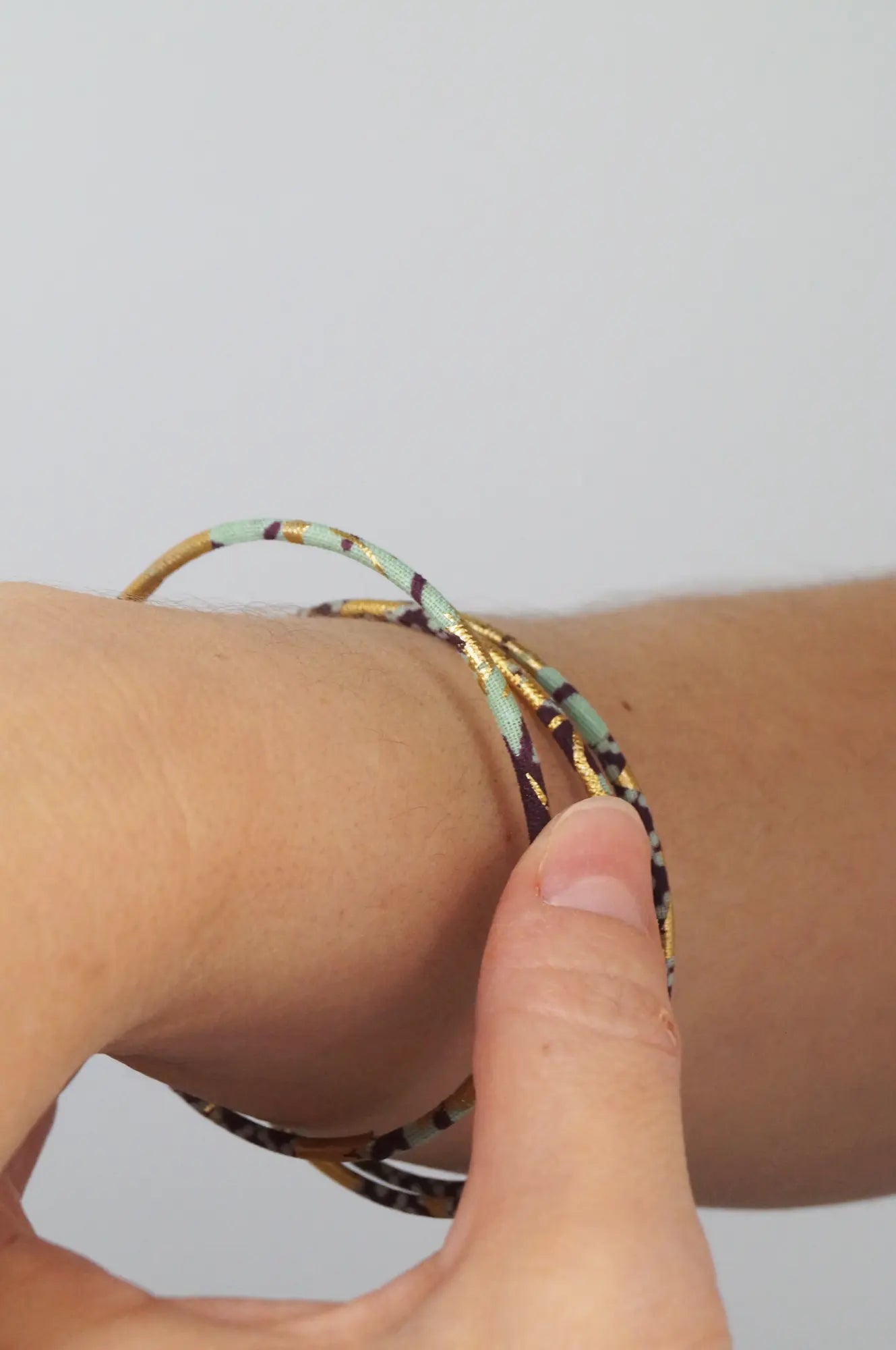 Pulsera artesanal de tela