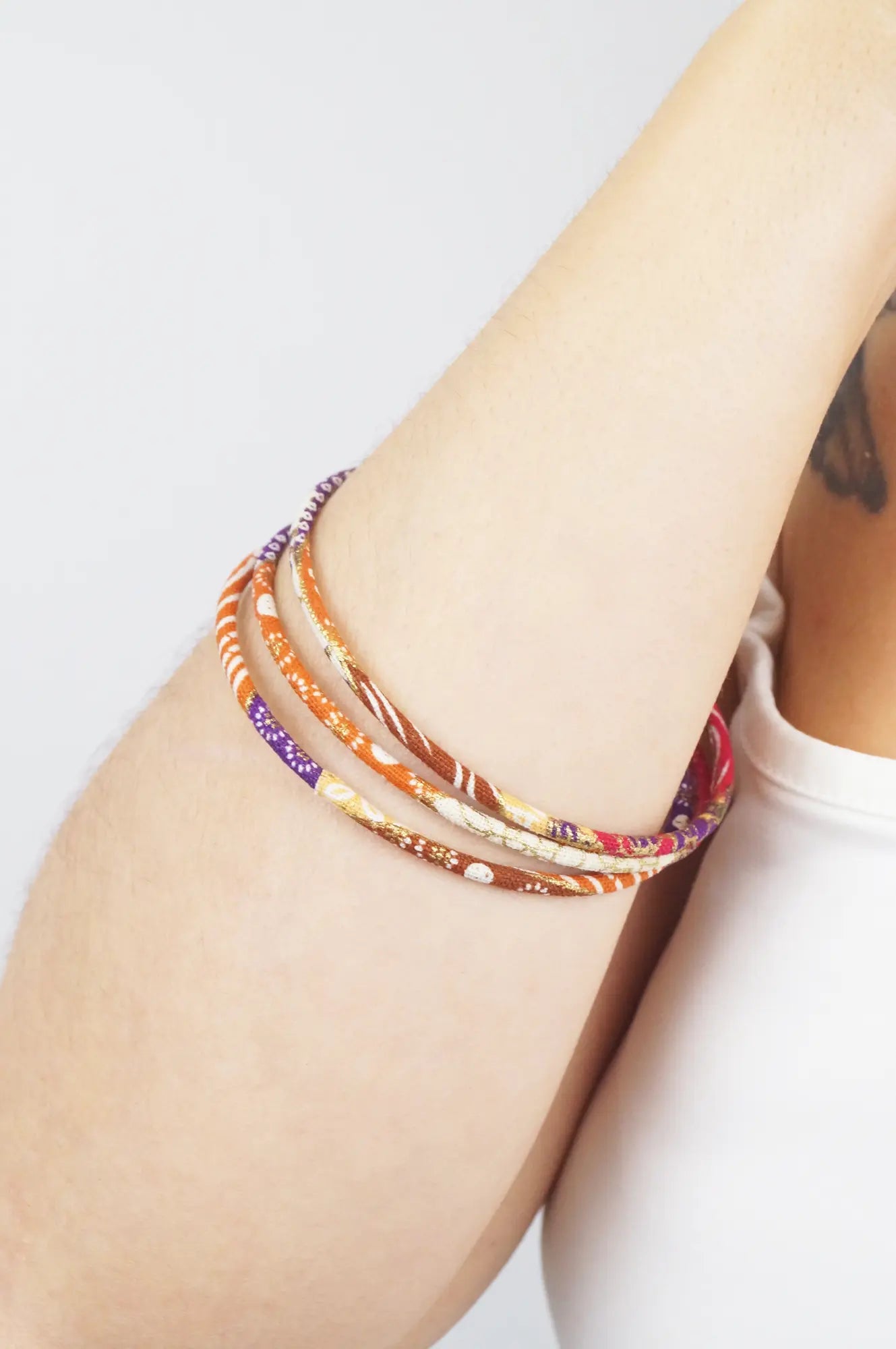 Pulsera artesanal de tela