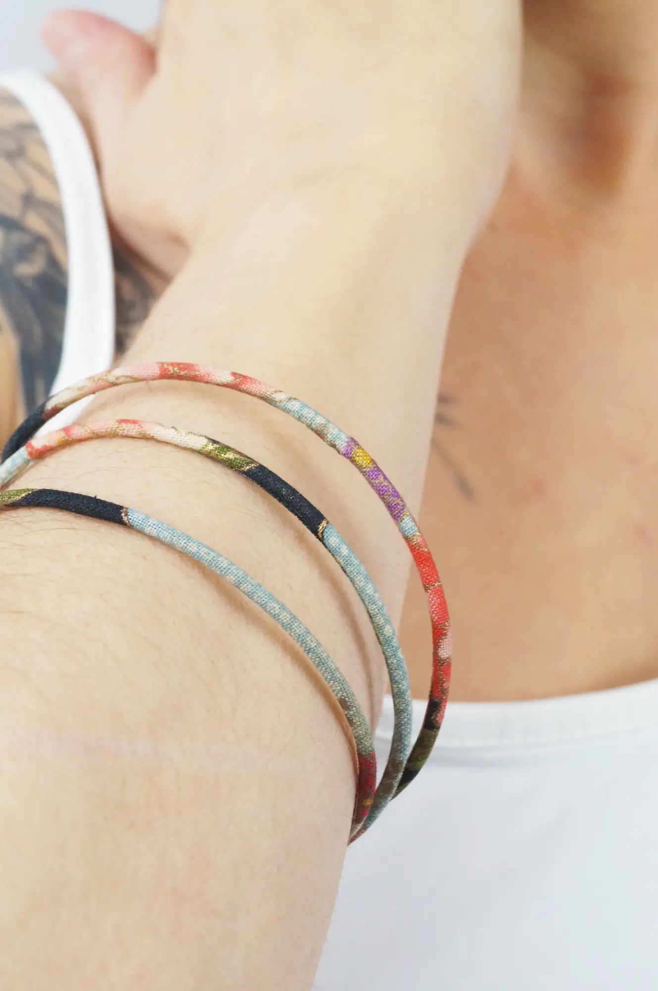 Pulsera artesanal de tela