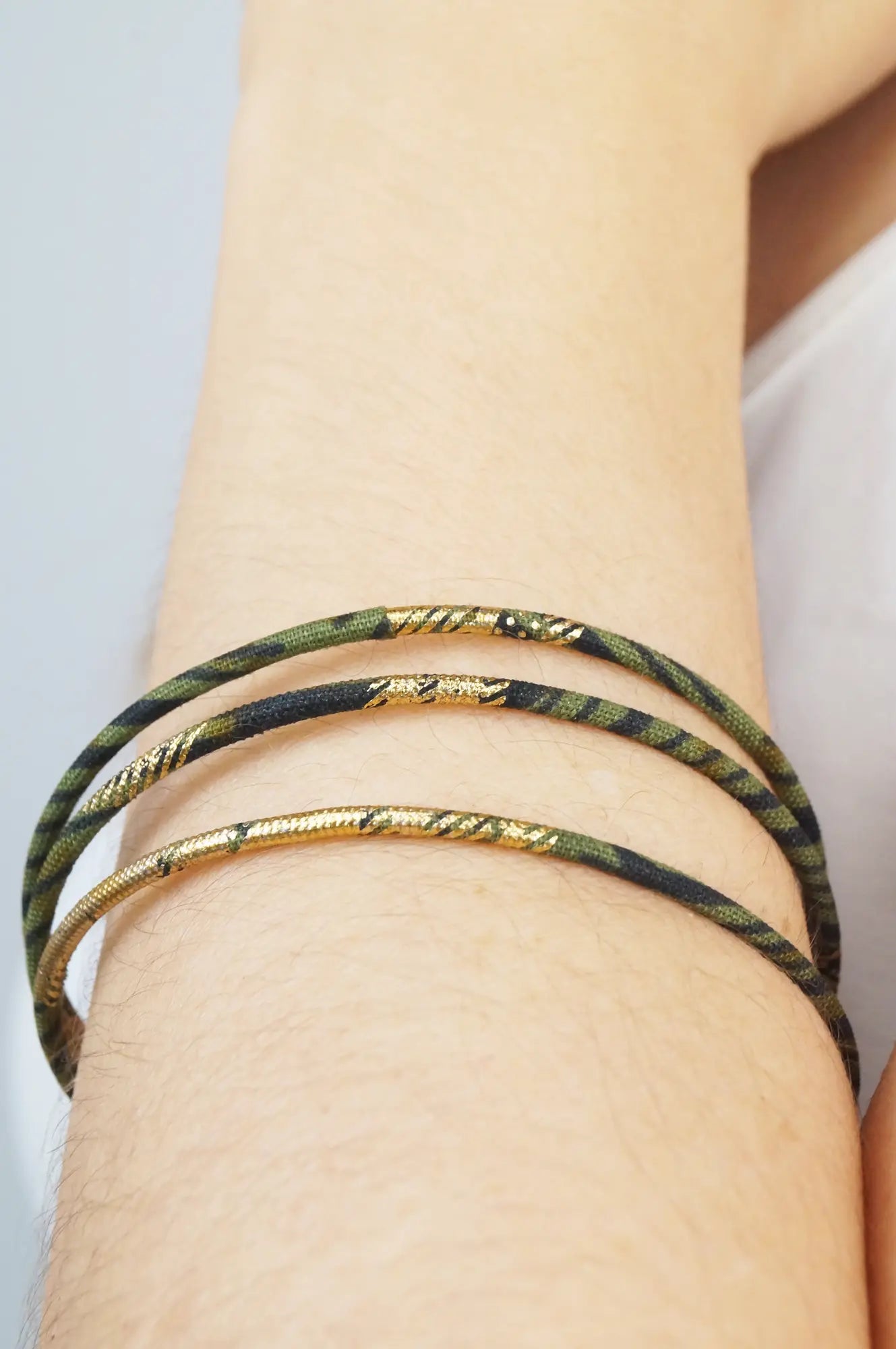 Pulsera artesanal de tela