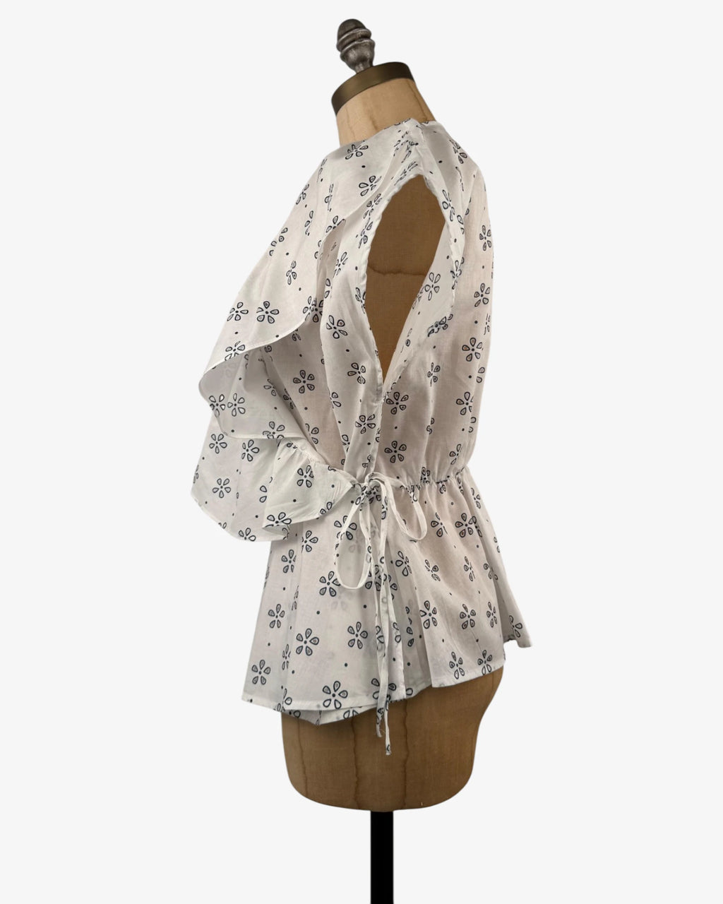Blusa volantes blanca florecitas