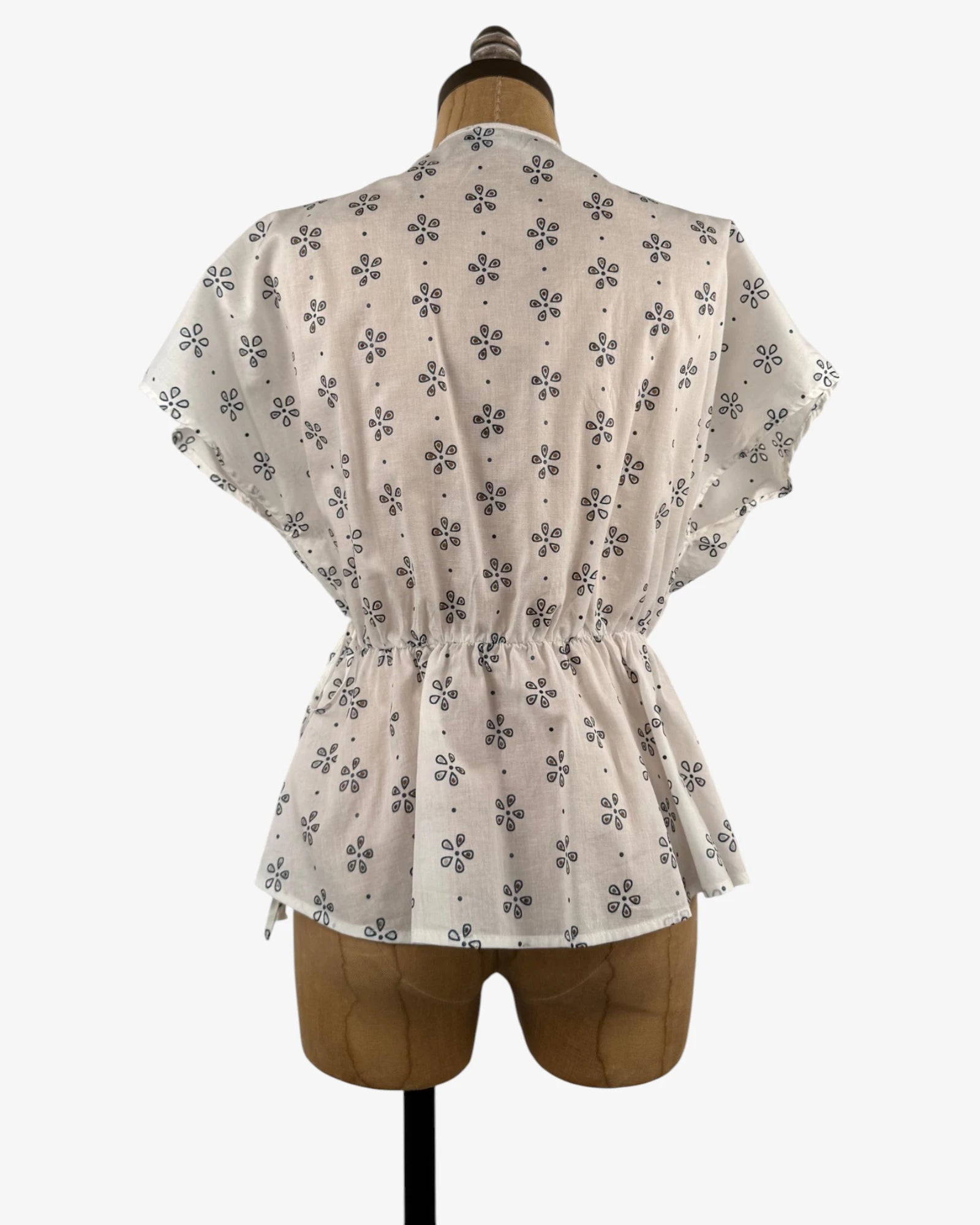 Blusa volantes blanca florecitas